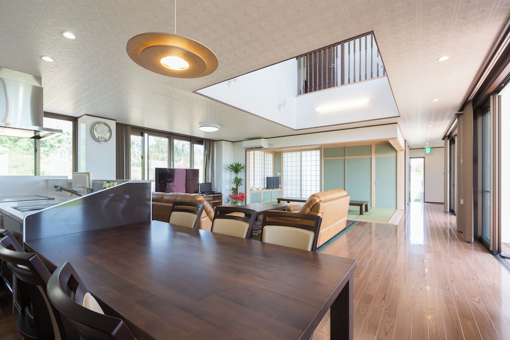 1棟貸し 客室内のダイニングエリア2 | コンフォートハウスイン 宮古島