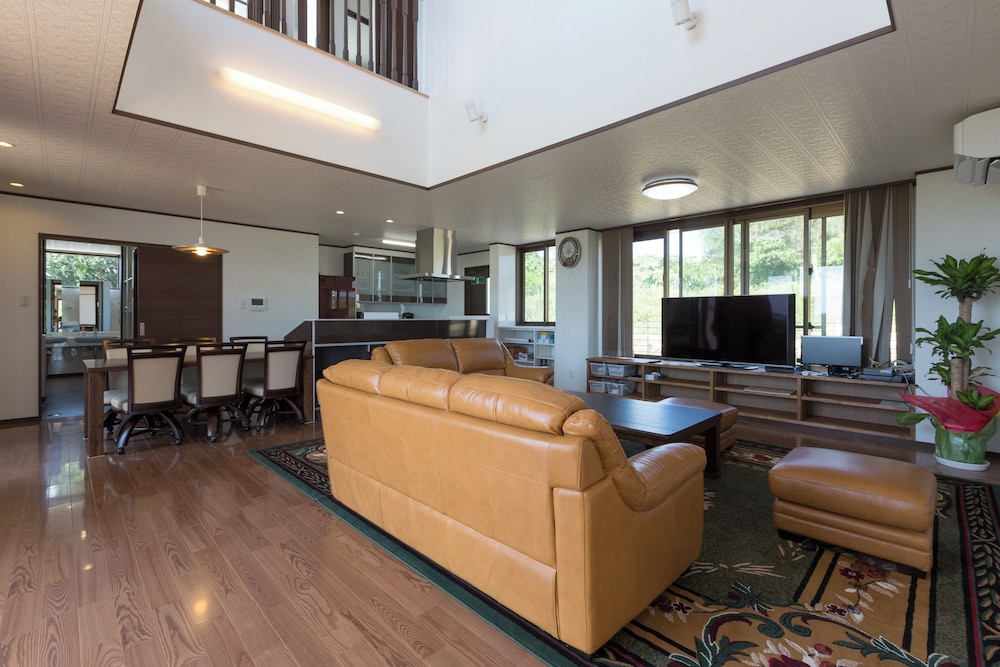 1棟貸し 客室内のダイニングエリア1 | コンフォートハウスイン 宮古島