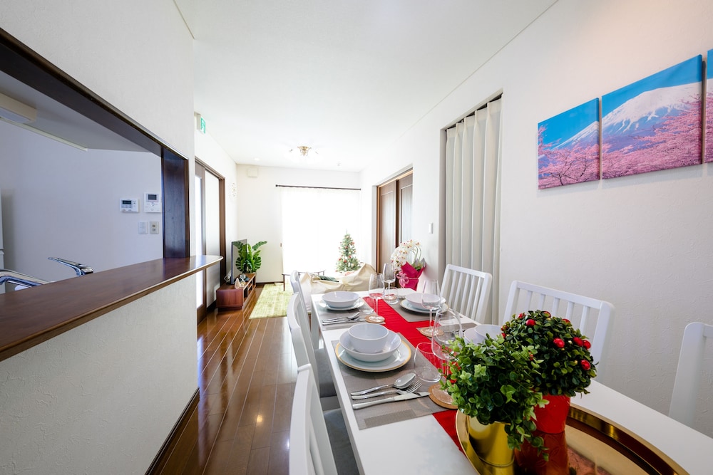 ヴィラ 3 ベッドルーム 客室内のダイニングエリア1 | Fuji Viewest Villa RAKUWA