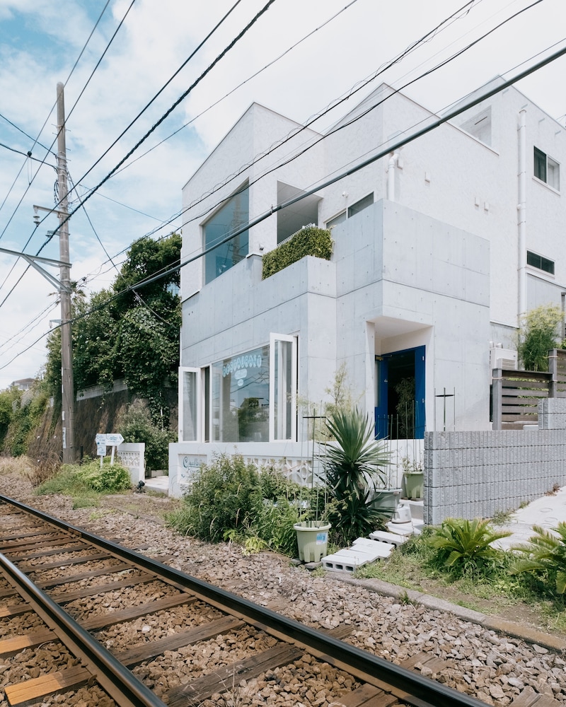 施設の正面1 | CASABLANCA POOL HOUSE – KAMAKURA 施設の正面1 | CASABLANCA POOL HOUSE – KAMAKURA