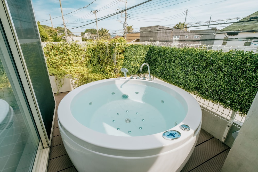 エクスクルーシブ ヴィラ プールビュー 専用スパ浴槽0 | CASABLANCA POOL HOUSE – KAMAKURA