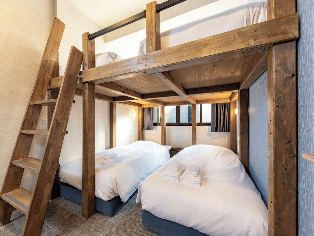 4人部屋ロフト付き 客室1 | WELLSTAY 難波