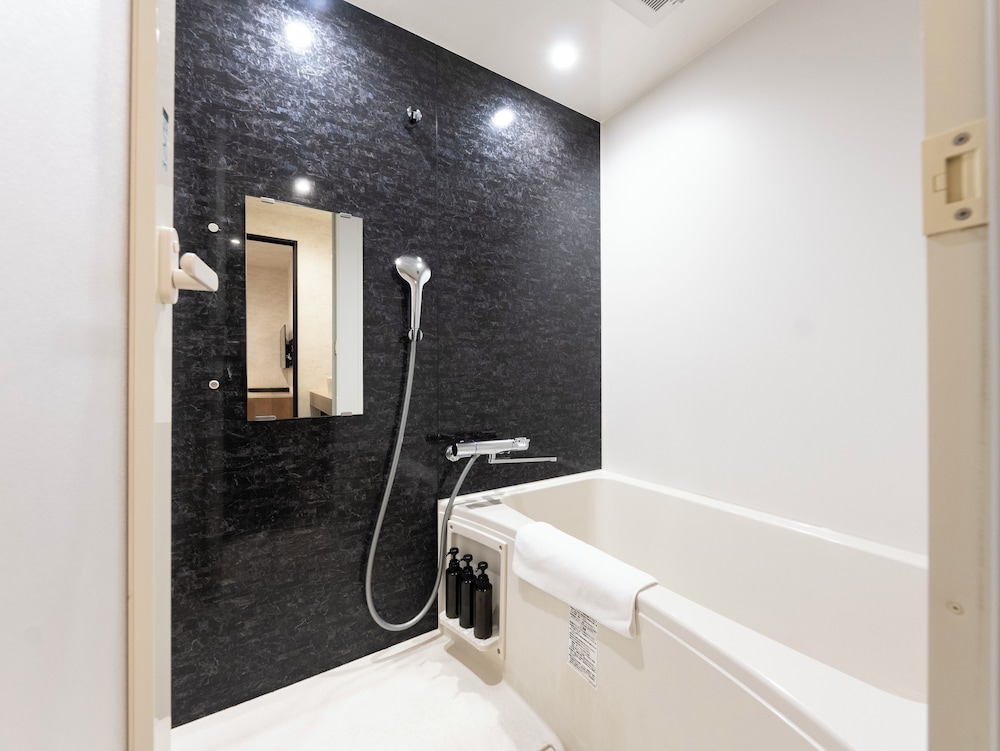 ファミリースイートルーム バスルーム2 | WELLSTAY 難波