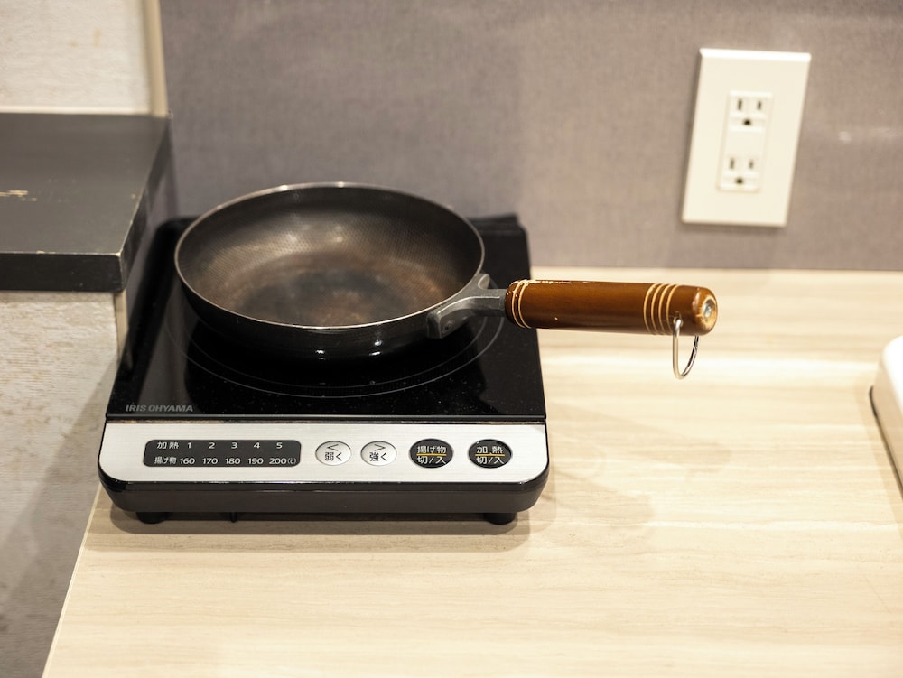 ファミリースイートルーム 専用キッチン1 | WELLSTAY 難波