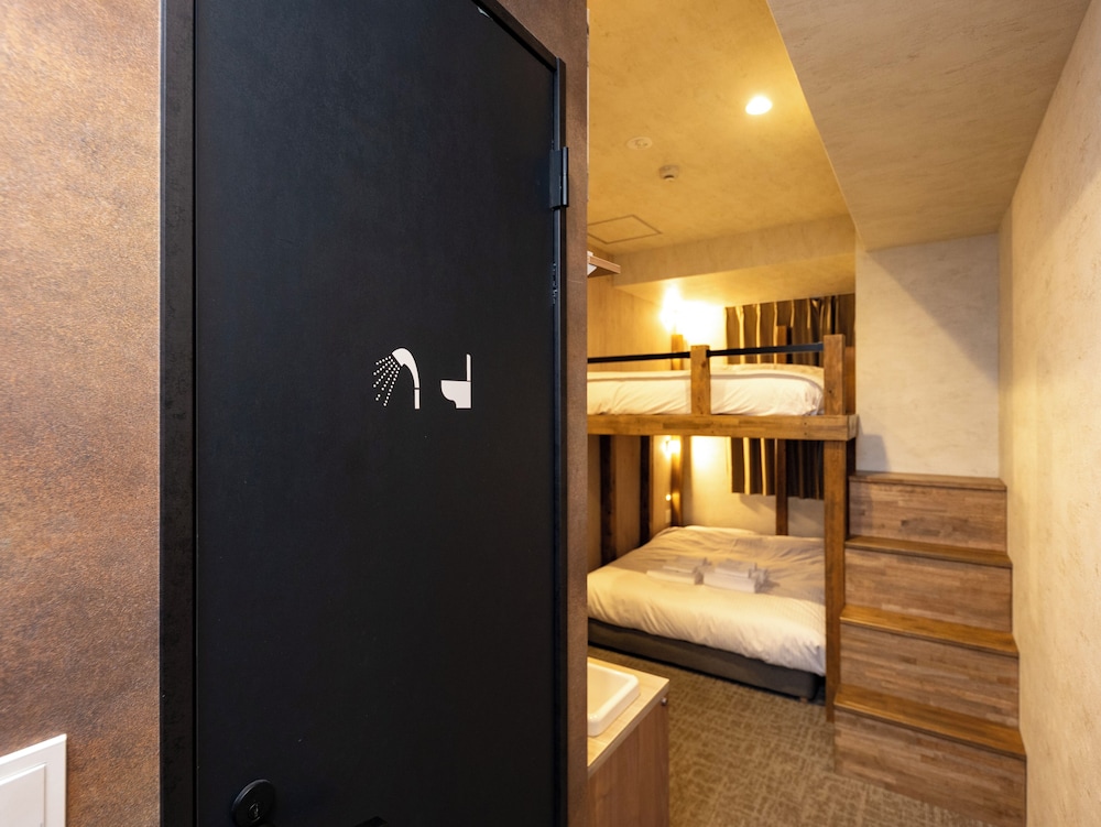 エコノミー 4 人部屋 客室5 | WELLSTAY 難波