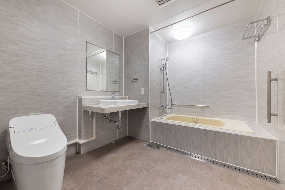 [オーシャンビュー] デラックスフォース (バス付) 禁煙 バスルーム0 | 亀の井ホテル 焼津