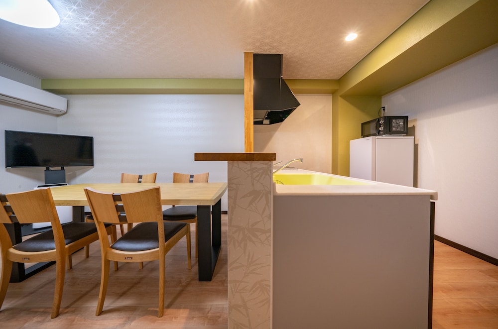 デラックス スイート 禁煙 客室内のダイニングエリア0 | レジデンスホテル高山駅前