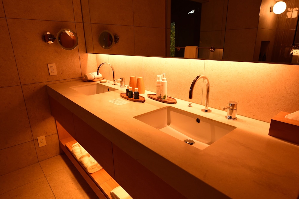 パラゴン バスルーム1 | 湖畔遊