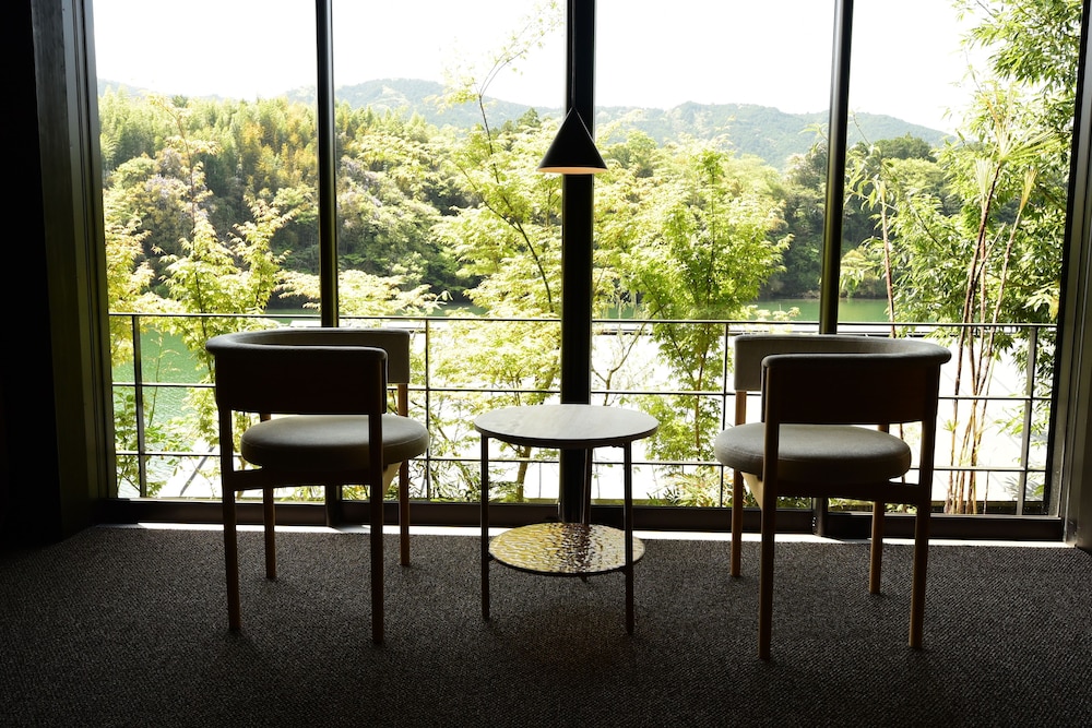 パラゴン リビング エリア3 | 湖畔遊