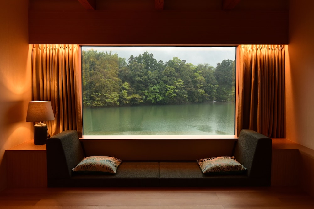 パラゴン 客室1 | 湖畔遊