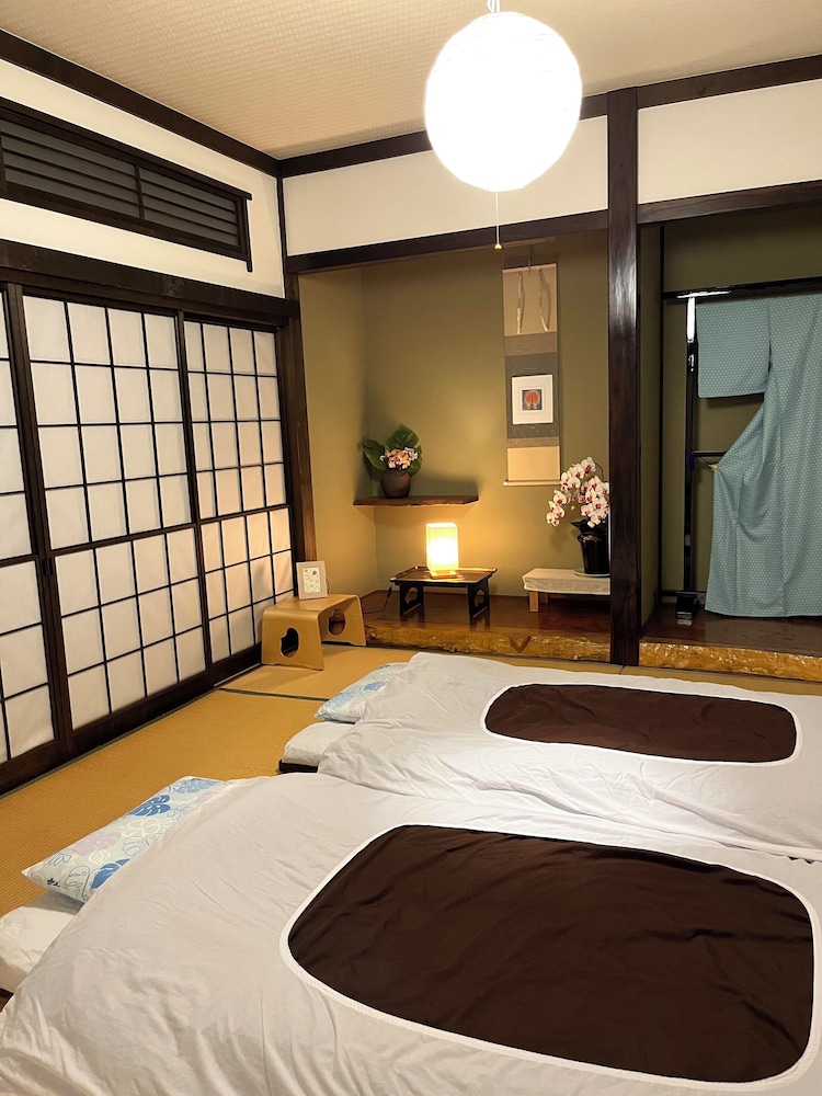 貸別荘「みつ葉邸」定員12名 客室15 | みつば邸