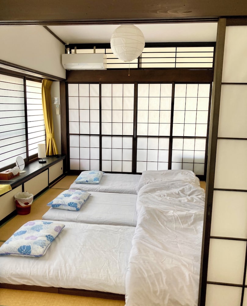 貸別荘「みつ葉邸」定員12名 客室18 | みつば邸