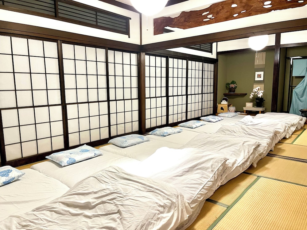 貸別荘「みつ葉邸」定員12名 客室22 | みつば邸