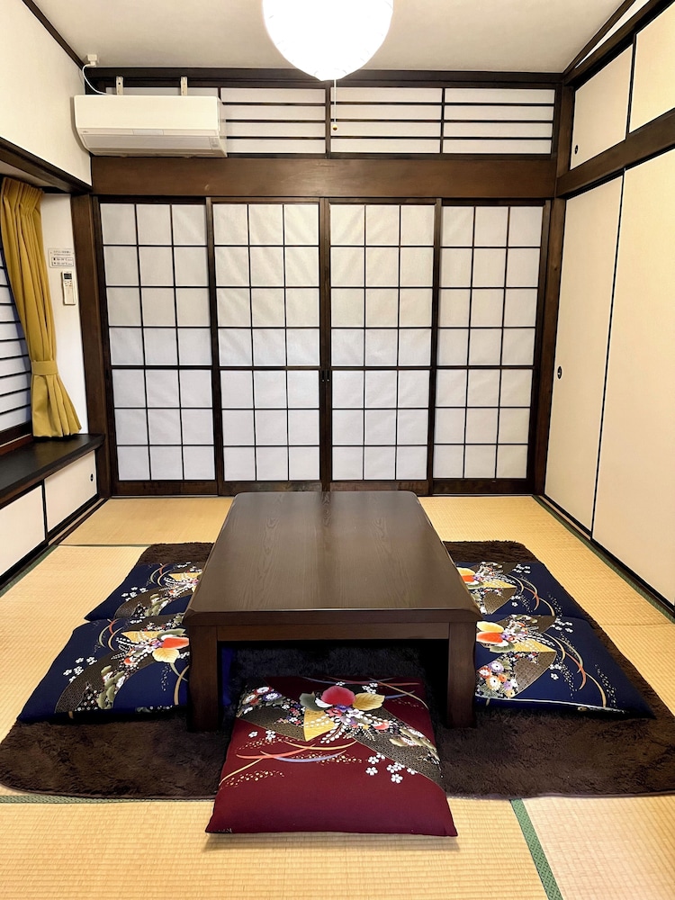 貸別荘「みつ葉邸」定員12名 客室14 | みつば邸