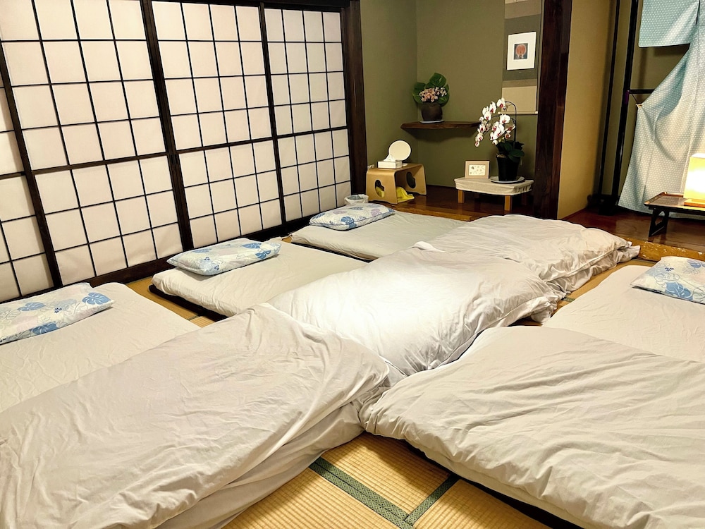 貸別荘「みつ葉邸」定員12名 客室20 | みつば邸