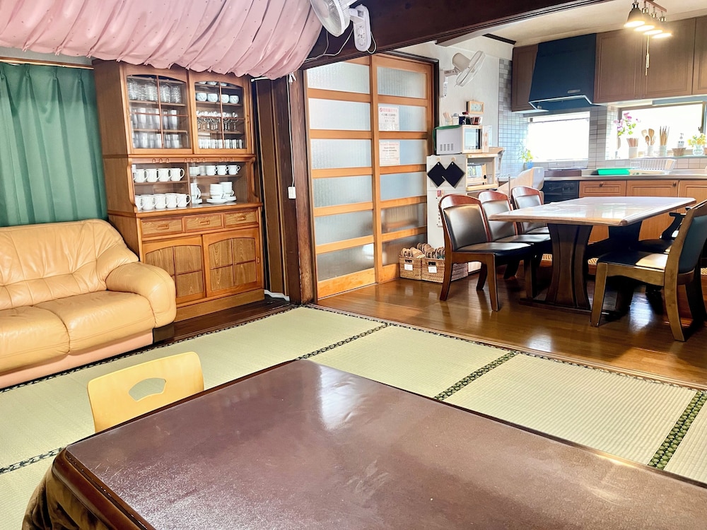 貸別荘「きよみず邸」１階貸切、近隣天然温泉、伊香保・榛名30分、年中BBQ・雨天OK! 最大20名 禁煙 リビング エリア7 | きよみず邸