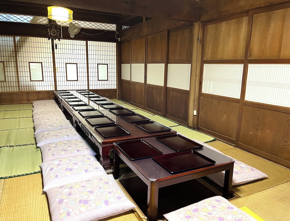 貸別荘「きよみず邸」１階貸切、近隣天然温泉、伊香保・榛名30分、年中BBQ・雨天OK! 最大20名 禁煙 リビング エリア12 | きよみず邸