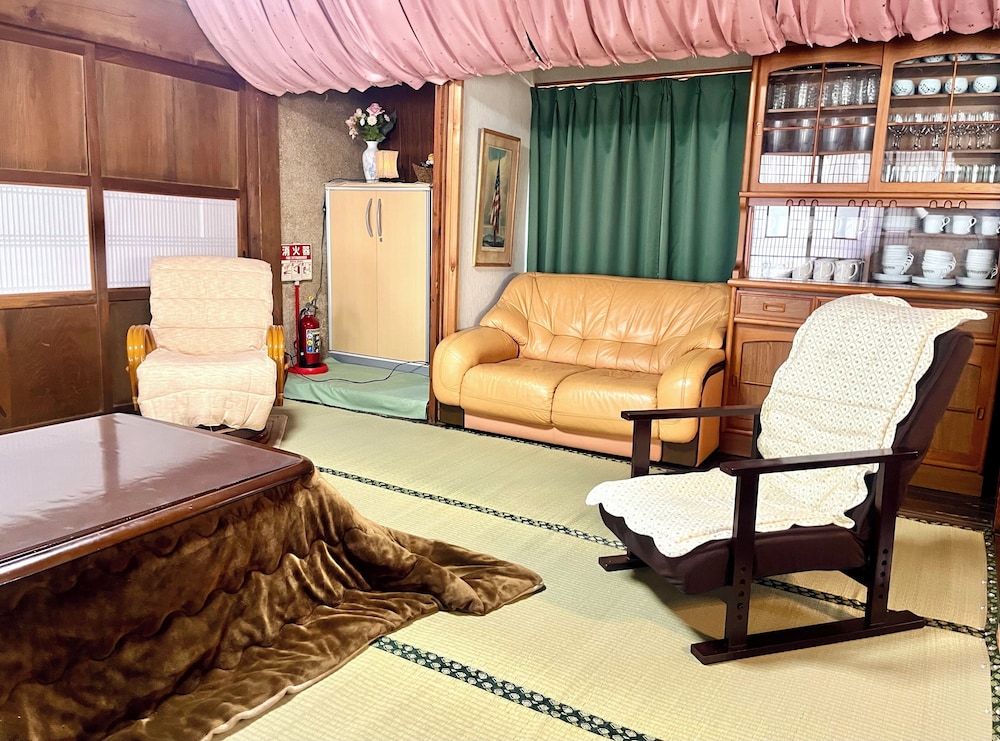 貸別荘「きよみず邸」１階貸切、近隣天然温泉、伊香保・榛名30分、年中BBQ・雨天OK! 最大20名 禁煙 リビング エリア8 | きよみず邸