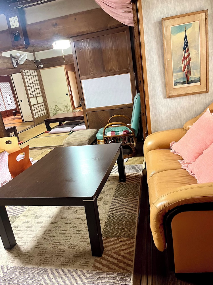 貸別荘「きよみず邸」１階貸切、近隣天然温泉、伊香保・榛名30分、年中BBQ・雨天OK! 最大20名 禁煙 リビング エリア4 | きよみず邸