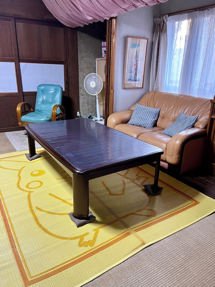 貸別荘「きよみず邸」１階貸切、近隣天然温泉、伊香保・榛名30分、年中BBQ・雨天OK! 最大20名 禁煙 リビング エリア10 | きよみず邸