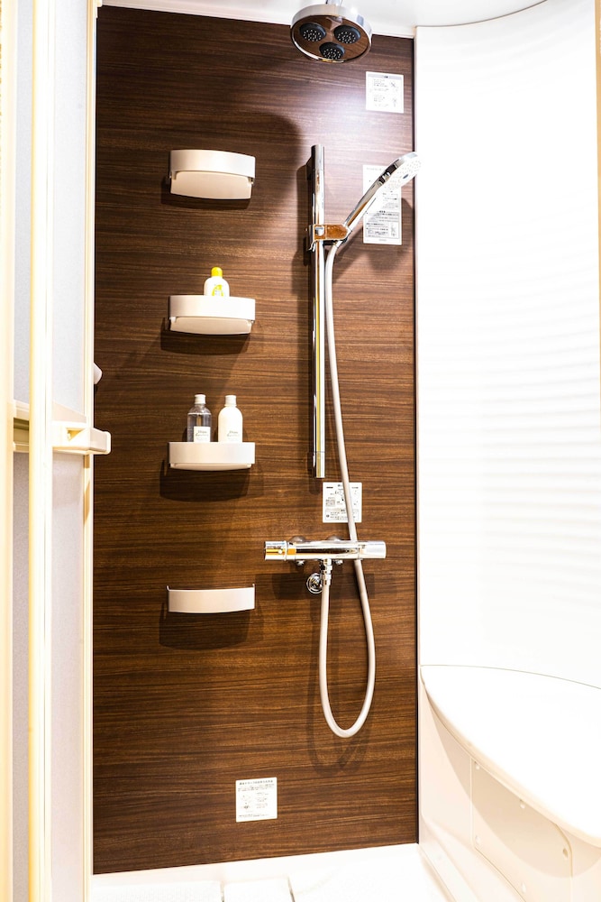 ファミリー ルーム バスルームのシャワー0 | ねこ浴場 & ねこ旅籠 保護猫カフェ ネコパプリック大阪