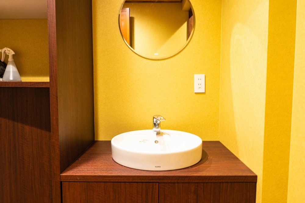 ファミリー ルーム バスルームのシンク0 | ねこ浴場 & ねこ旅籠 保護猫カフェ ネコパプリック大阪