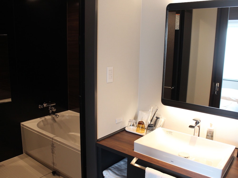 デラックス トリプルルーム バスルーム0 | ホテル エルシエント 大阪梅田