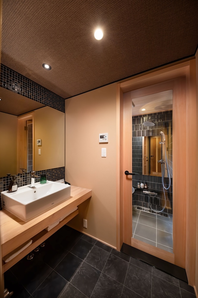 京町家一棟貸し 南側 バスルーム1 | 奏 九条明田町別邸