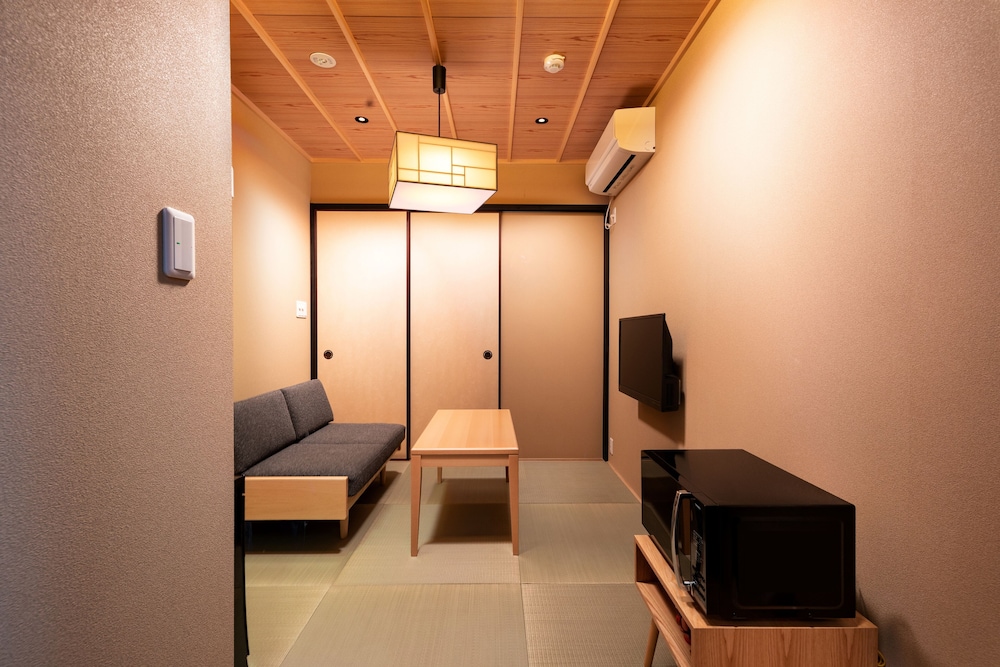 京町家一棟貸し 南側 リビングルーム1 | 奏 九条明田町別邸