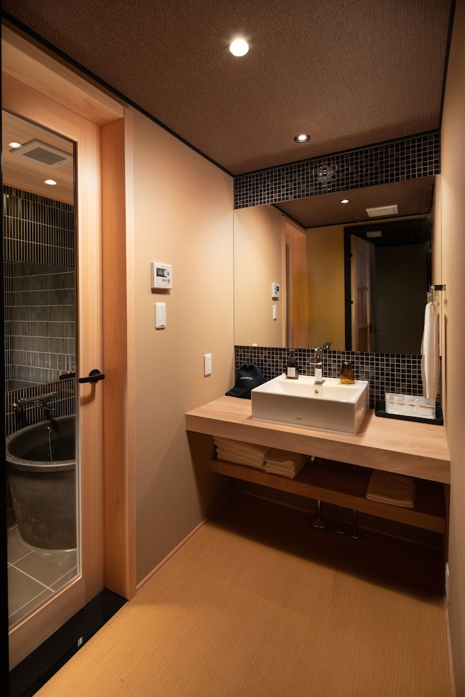 京町家一棟貸し 北側 バスルーム1 | 奏 九条明田町別邸