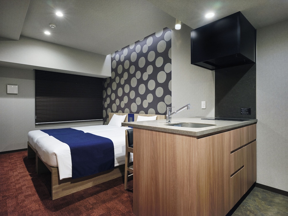 ユニバーサルキングルーム 専用キッチン0 | MONday Apart Premium 日本橋