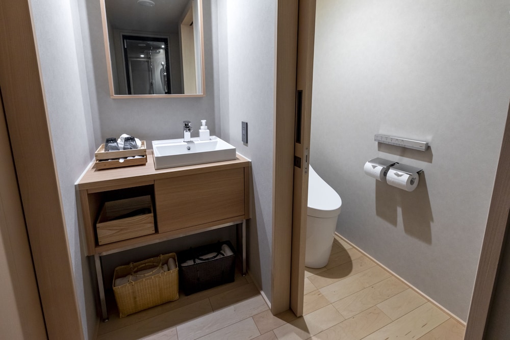 禁煙 コーナーツインルーム シャワートイレ付 最大2名まで バスルームのシンク0 | ONSEN RYOKAN 由縁 札幌