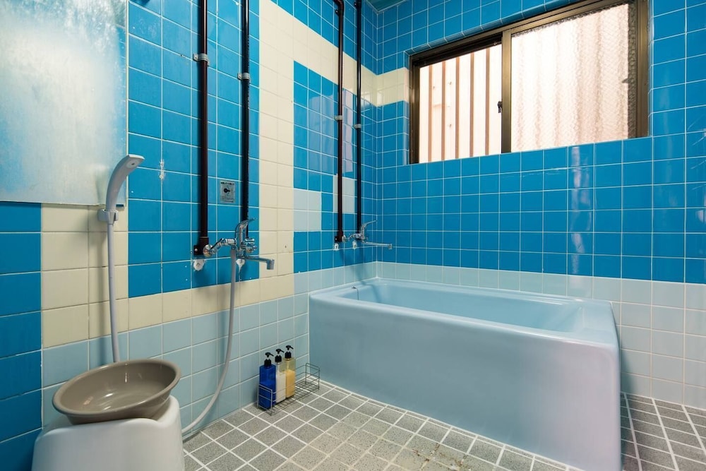 一棟貸し バスルーム0 | Naha Tomarin House