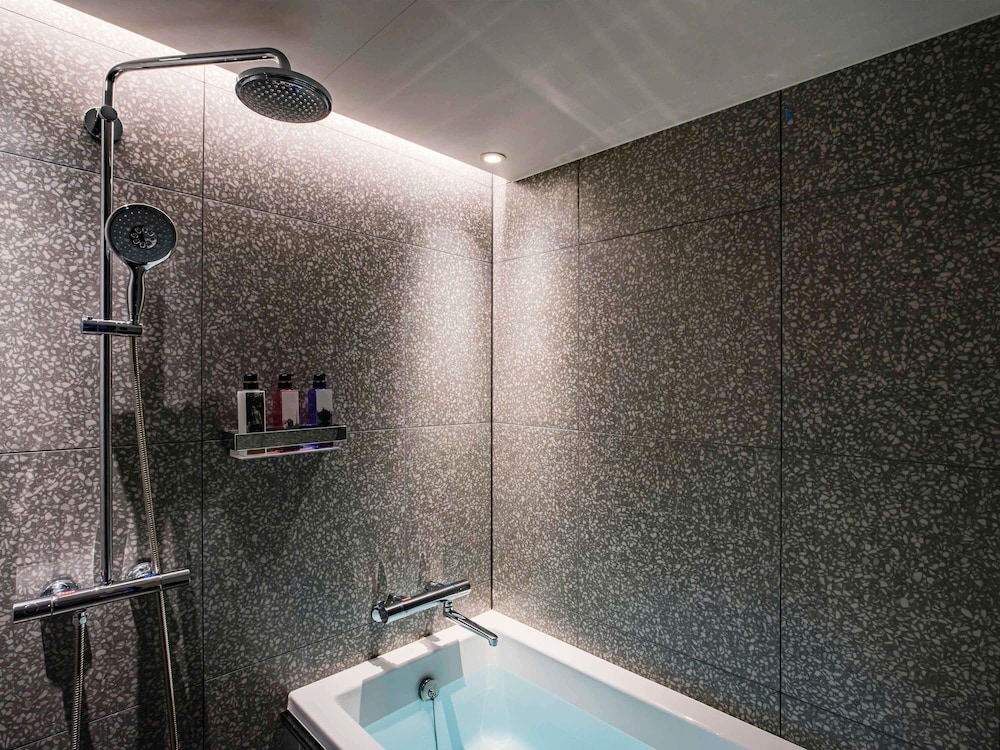 スーペリア ルーム 浴槽 (2 Single beds and 1 Sofa bed) 客室5 | メルキュール京都ステーション