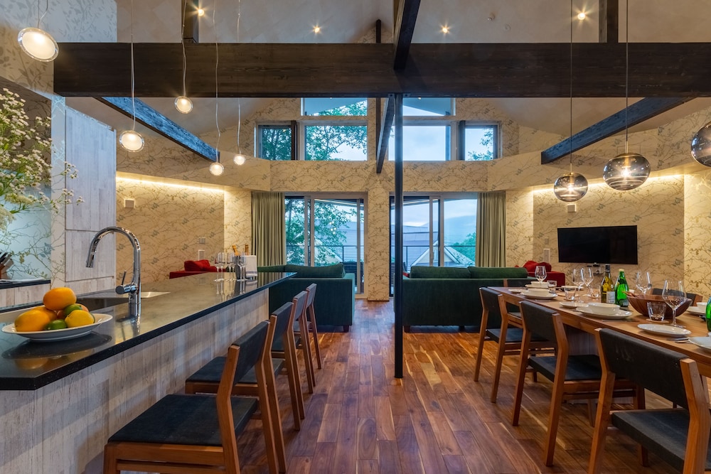 シャレー 4 ベッドルーム 客室内のダイニングエリア5 | KITSUNE HOUSE by H2 Life