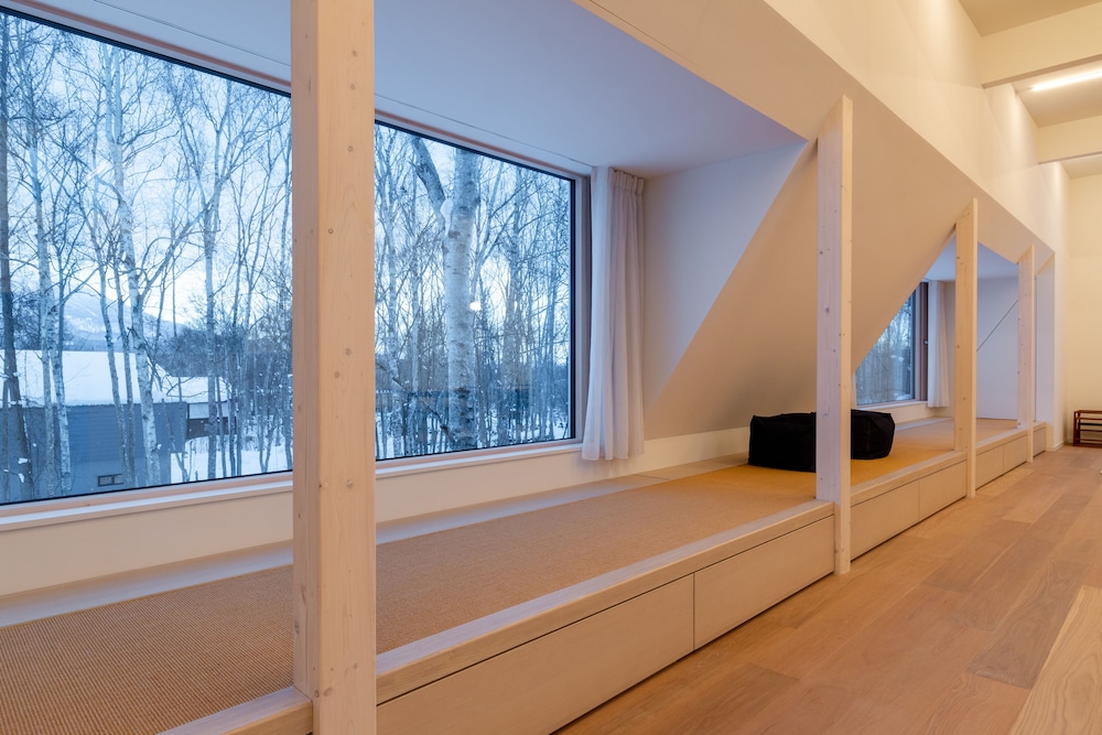 シャレー 3 ベッドルーム リビング エリア2 | CHALET W by H2 Life