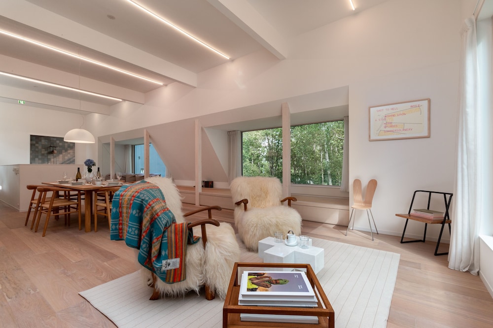 シャレー 3 ベッドルーム リビング エリア4 | CHALET W by H2 Life