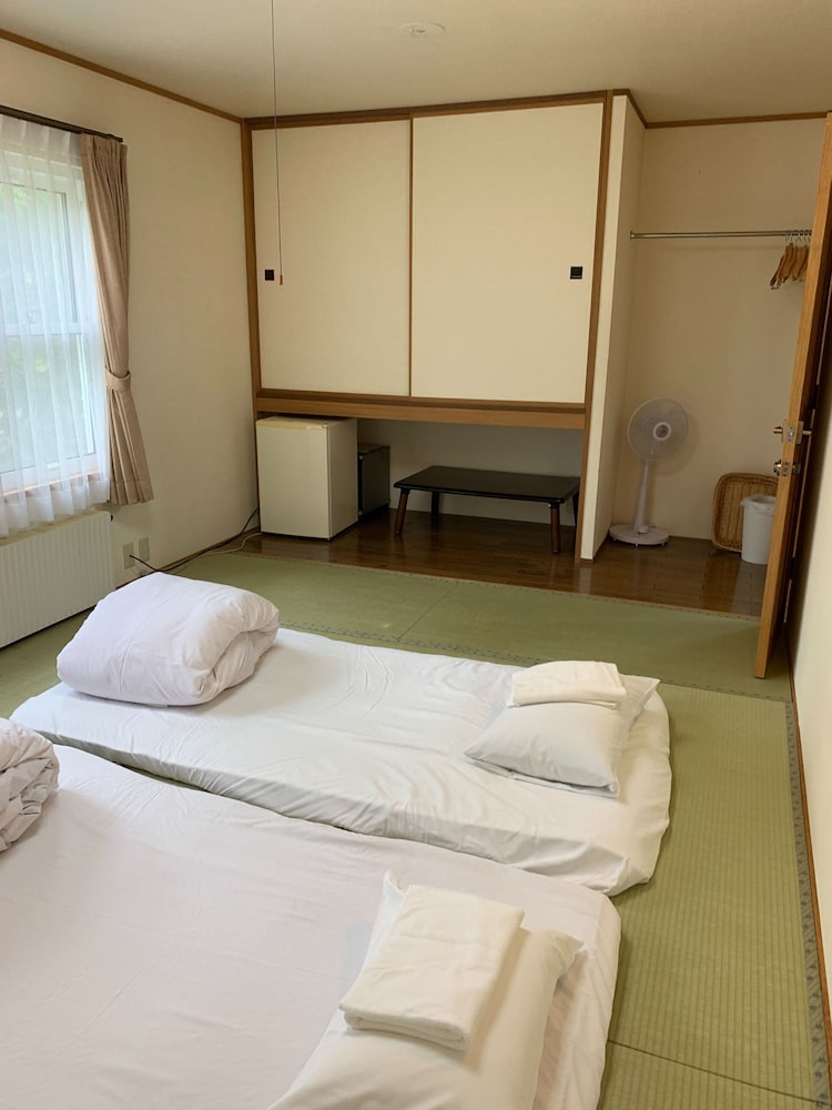 和室4人部屋 共用バスルーム 客室6 | The Niseko Ski Lodge - Higashiyama