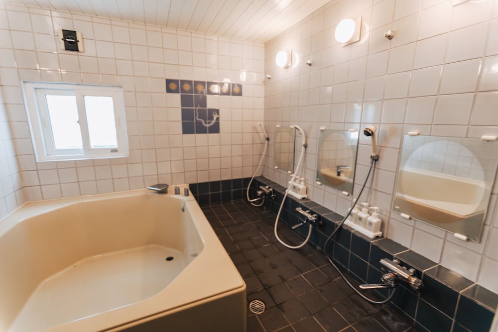 スタンダード 4 人部屋 共用バスルーム バスルーム1 | The Niseko Ski Lodge - Higashiyama