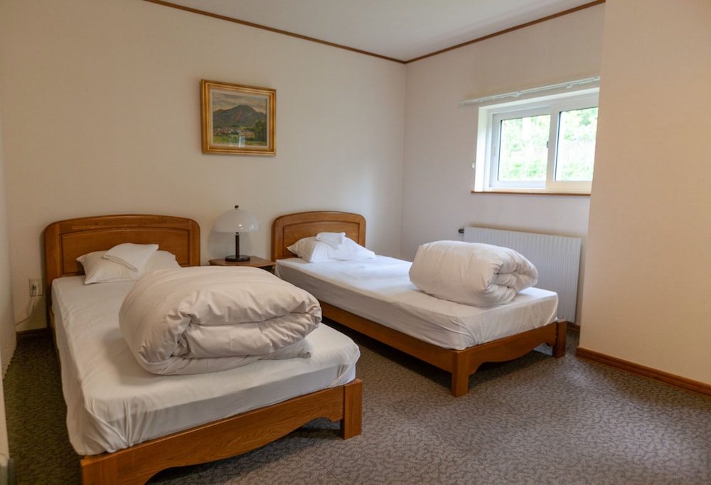 スタンダード 4 人部屋 共用バスルーム 布団付き 客室2 | The Niseko Ski Lodge - Higashiyama