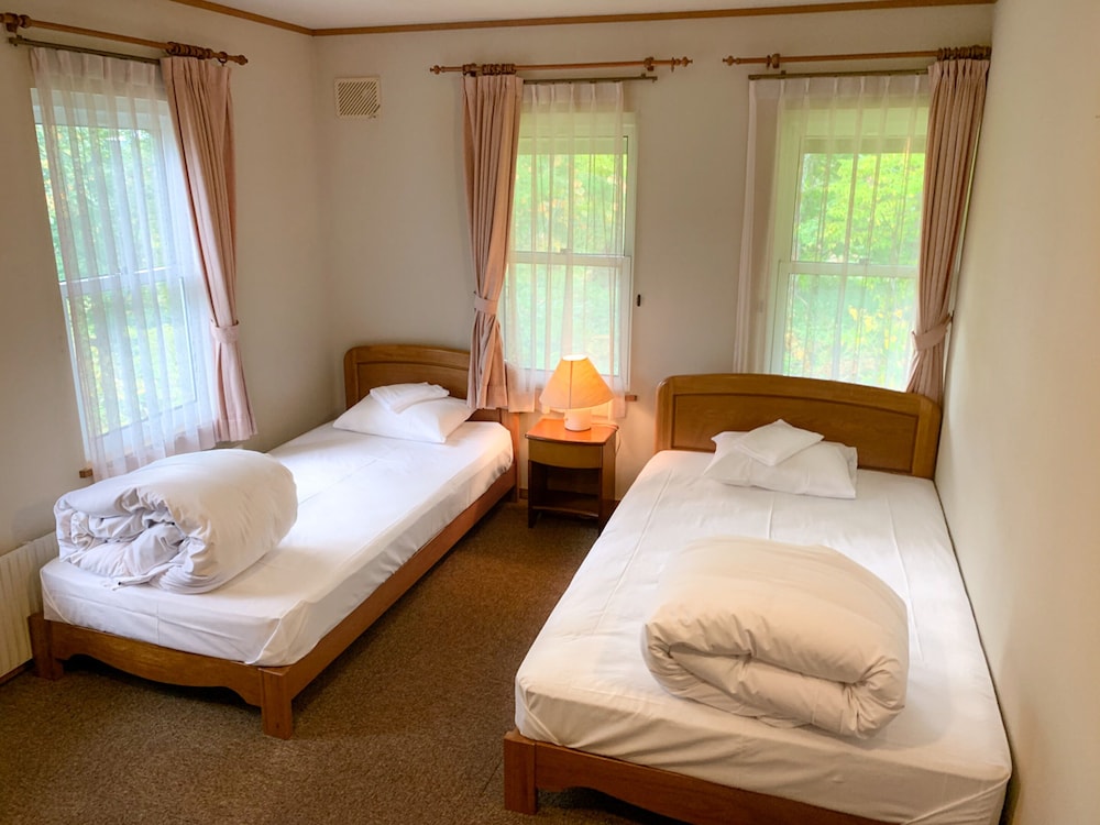 クラシック トリプルルーム 共用バスルーム | The Niseko Ski Lodge - Higashiyama
