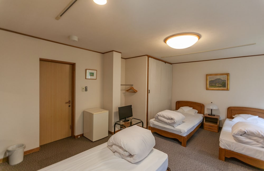 スタンダード 4 人部屋 共用バスルーム 布団付き 客室1 | The Niseko Ski Lodge - Higashiyama
