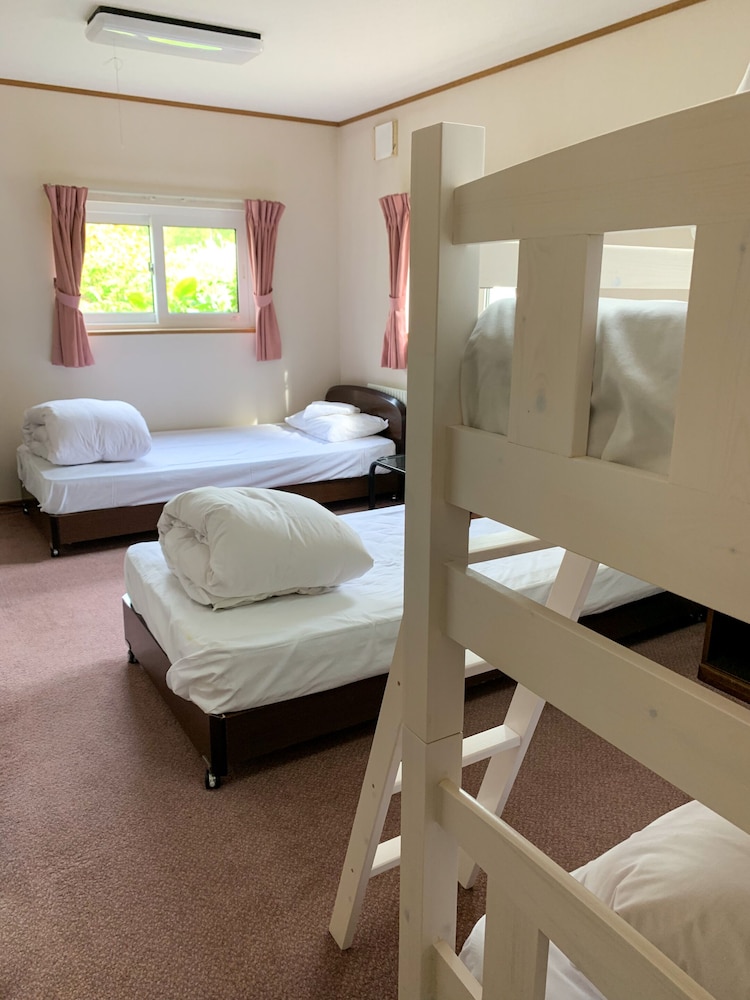 スタンダード 4 人部屋 共用バスルーム | The Niseko Ski Lodge - Higashiyama