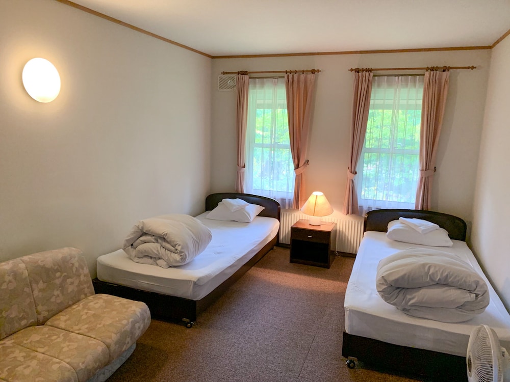 クラシック トリプルルーム 共用バスルーム 客室2 | The Niseko Ski Lodge - Higashiyama