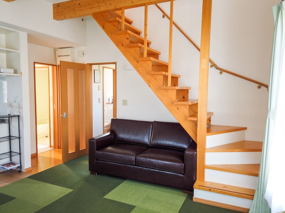 デラックス シャレー リビング エリア2 | Trailside Apartments & Chalet