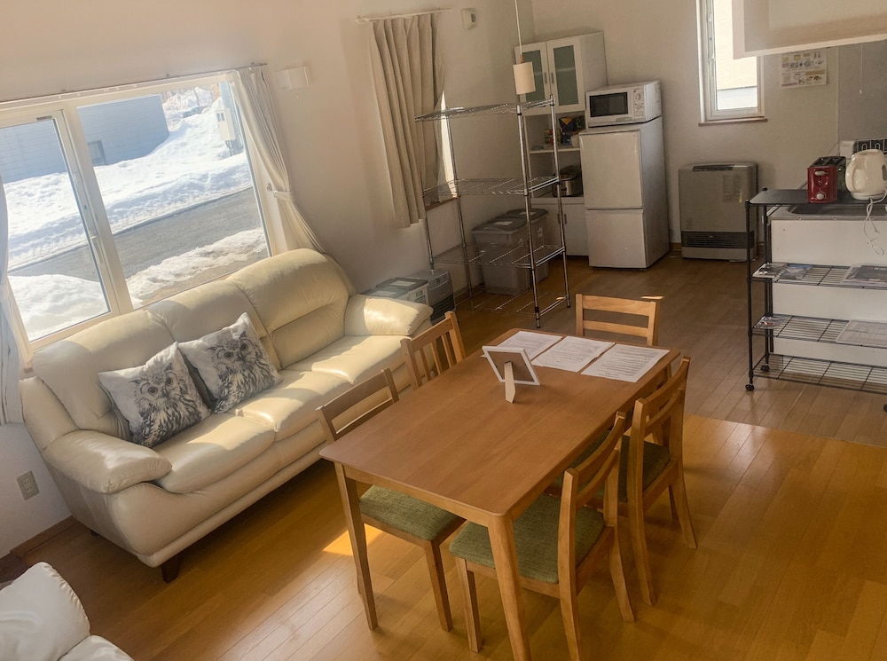 デラックス シャレー リビング エリア3 | Trailside Apartments & Chalet