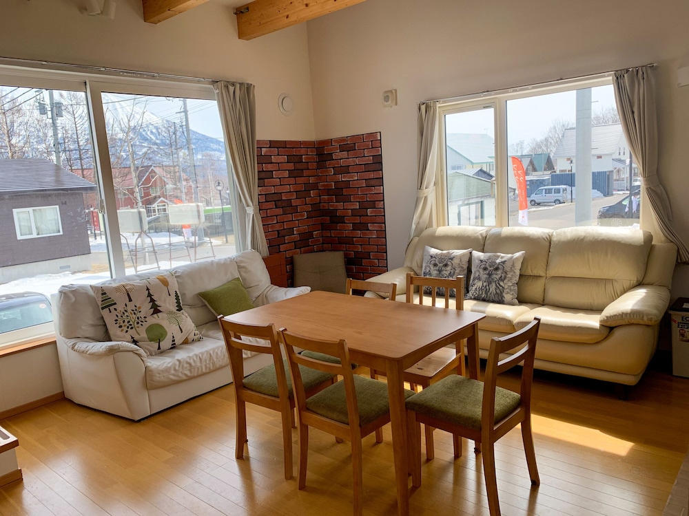 デラックス シャレー リビングルーム1 | Trailside Apartments & Chalet