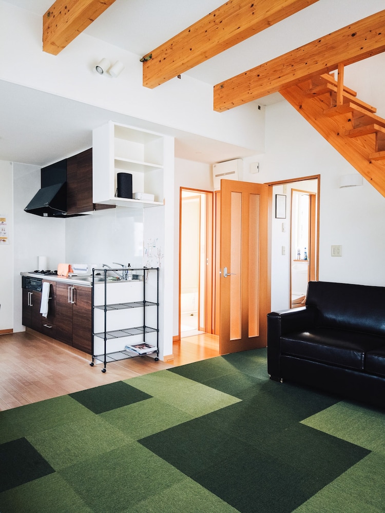 デラックス シャレー リビング エリア1 | Trailside Apartments & Chalet