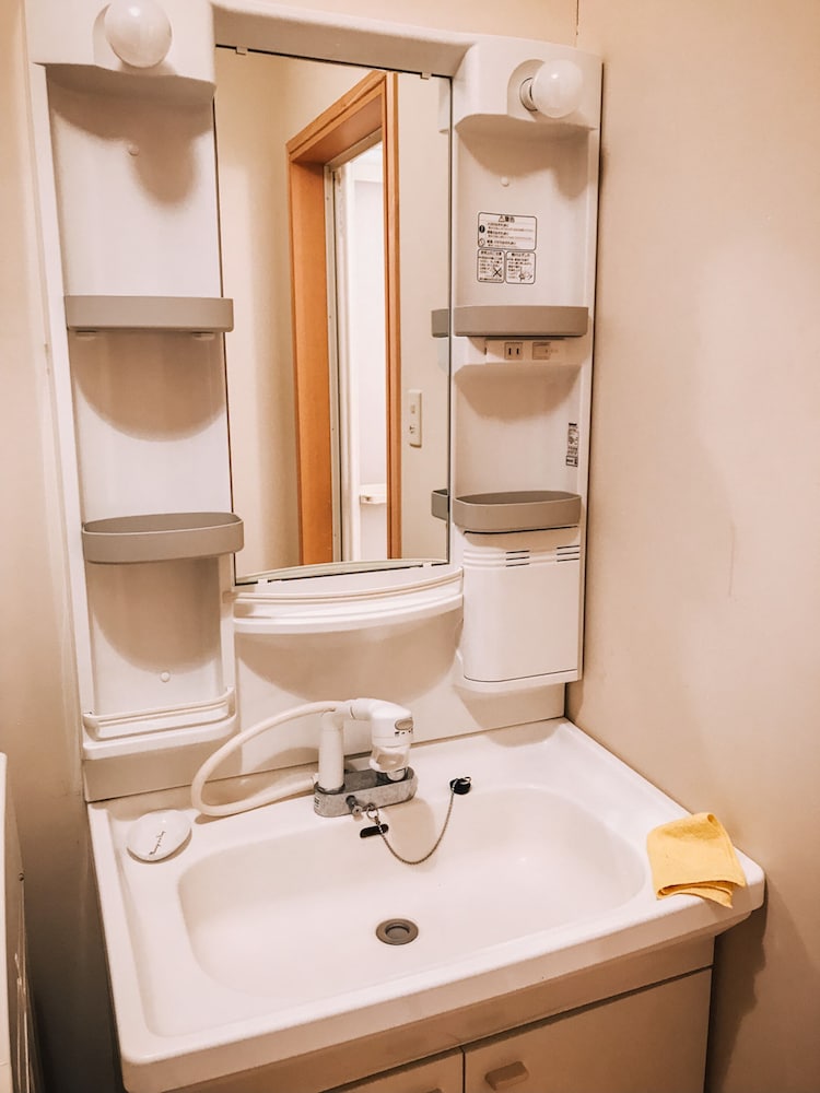 アパートメント マウンテンビュー バスルームのシンク0 | Yotei Town House