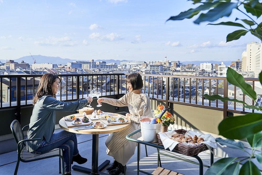 プレミアム デラックス キング ウィズ テラス スタッキングベッド付 禁煙 (バスタブ付き) テラス / パティオ0 | THE REIGN HOTEL KYOTO